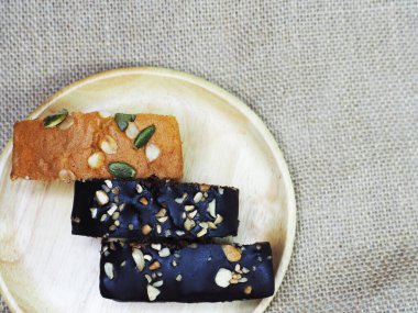 Kakaolu kek ve vanilyalı kek tatlı çöl uluslararası yemek  