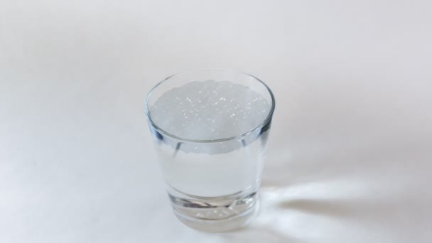 Ouragan dans un verre d'eau (lumière) 4K (boucle). Tempête dans une théière. Tempête dans la tasse de thé. Combinant photo et animation, réalisé en boucle parfaite 4K. Métaphore ou symbole pour un événement petit ou sans importance qui est sur-réagi, comme s'il était de beaucoup 