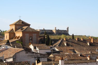 Şehrin dışındaki eski bir kasabada tipik Akdeniz mimarisi.