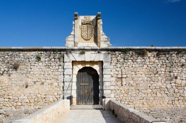 Şehrin dışındaki eski bir kasabada tipik Akdeniz mimarisi.