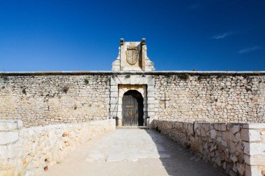 Şehrin dışındaki eski bir kasabada tipik Akdeniz mimarisi.