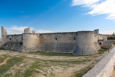 Şehrin dışındaki eski bir kasabada tipik Akdeniz mimarisi.