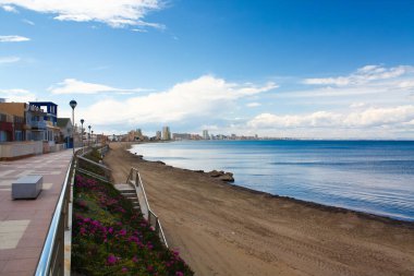 Akdeniz 'deki kıyı manzarası