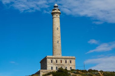 Akdeniz kıyısındaki deniz feneri