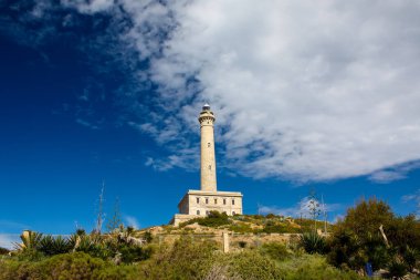 Akdeniz kıyısındaki deniz feneri