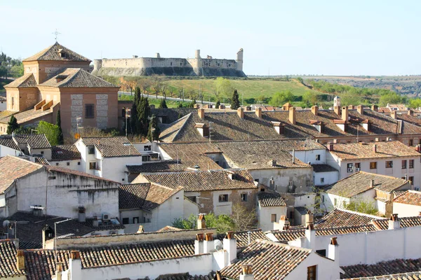 Şehrin dışındaki eski bir kasabada tipik Akdeniz mimarisi.