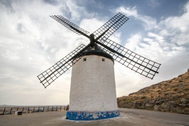 Kırsal alanda eski yel değirmenleri