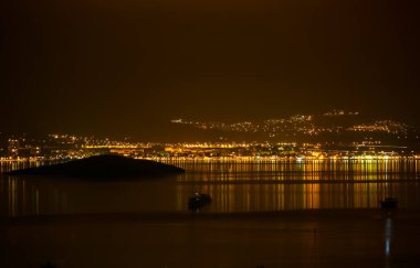 Deniz suyuna yansıyan ışıklar.