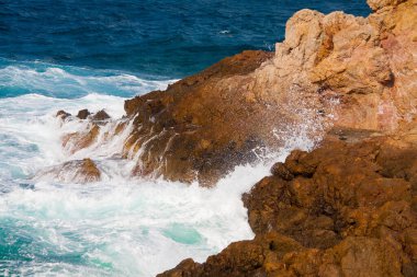 Akdeniz 'deki kıyı manzarası