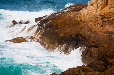 Akdeniz 'deki kıyı manzarası