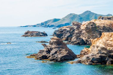 Akdeniz 'deki kıyı manzarası