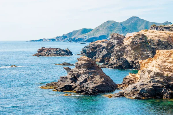 Akdeniz 'deki kıyı manzarası