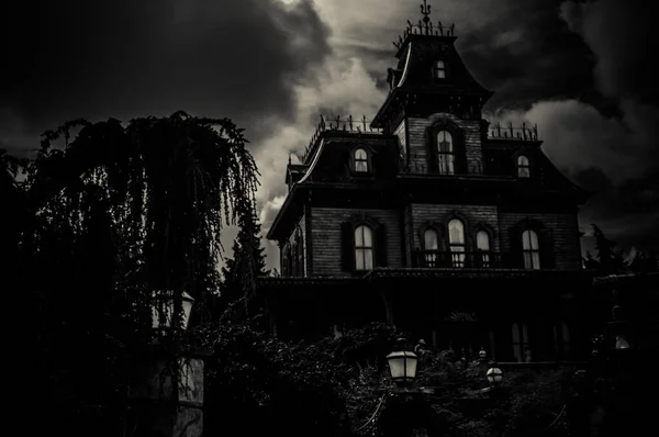 Eski ev dehşet verici.