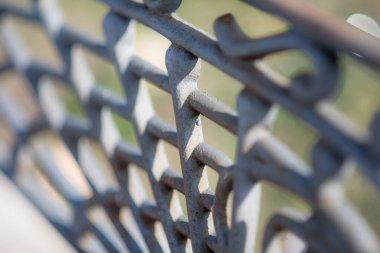 zincirli eski metal çit