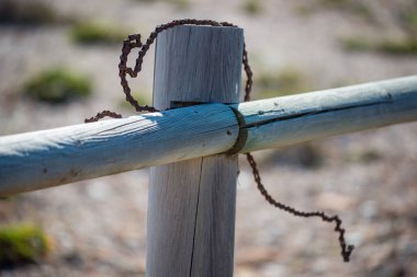 Parktaki bir çitin üzerinde çapraz