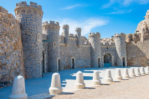 Top bataryası kayalıkların tepesinde.