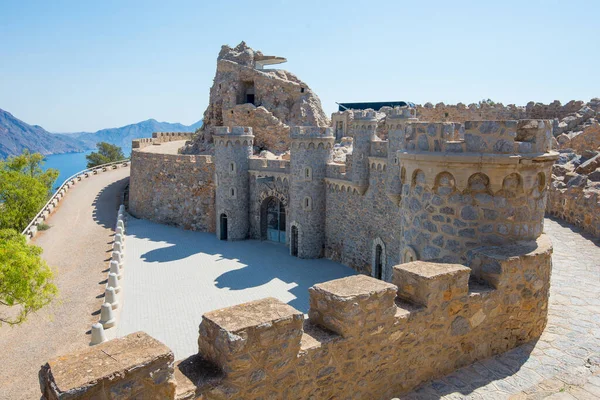 Top bataryası kayalıkların tepesinde.