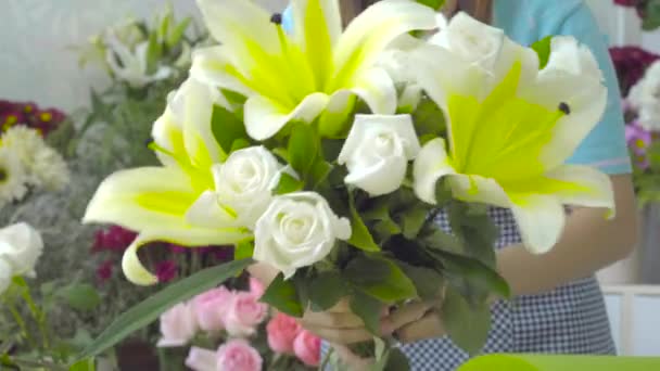 꽃집 여자는 흰색 꽃과 아름다운 꽃다발을 배열 — 비디오