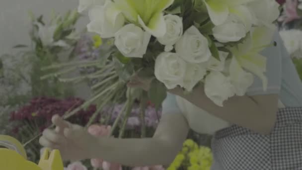 Bloemist vrouw bindende bloemen samen met Scotch tape, ongesorteerde Toon — Stockvideo