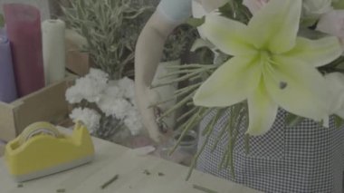 Çiçekçi kadın güzel bir buket, derecelendirilmemiş sesi sapları kırpma