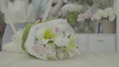 Çiçekbuketi kurdele bağlama çiçekçi kadın Dolly atış, derecelendirilmemiş sesi