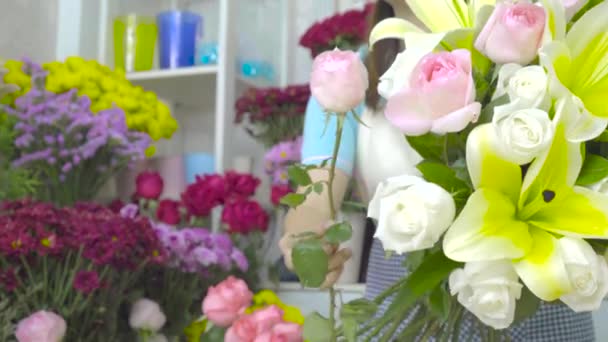 Florista mulher selecionando flores para organizar um belo buquê — Vídeo de Stock