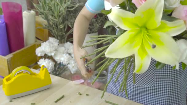 Bloemist vrouw trimmen stengels van een mooi boeket met schaar — Stockvideo