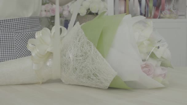 Florist woman tying ribbon on a beautiful flower bouquet, ungraded tone — Stock Video