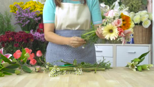 Virágárus nő megszervezése gyönyörű csokor gyönyörű virágok — Stock videók
