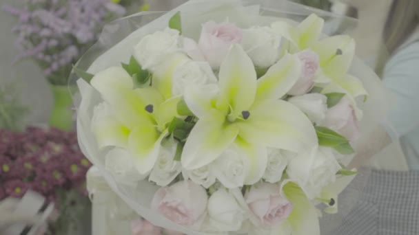 Client payant de l'argent pour un bouquet de fleurs avec carte de crédit, ton non noté — Video