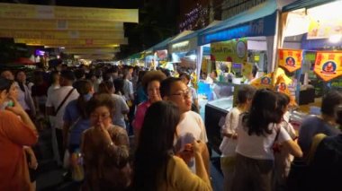 Bangkok - Eki 1: İnsanlar alışveriş ve kutlamak için yemek Bir Çin Vejetaryen Festivali 1 Ekim 2016 tarihinde, Yaowarat road