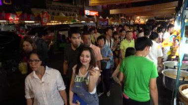 Bangkok - Eki 1: İnsanlar alışveriş ve kutlamak için yemek Bir Çin Vejetaryen Festivali 1 Ekim 2016 tarihinde, Yaowarat road