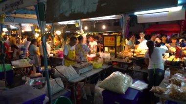 Bangkok - Eki 1: Birçok yol kenarında gıda tezgahları iyi bir satış var çünkü çok müşteri Çin Vejetaryen Festivali'nde alışverişe geliyor 1 Ekim 2016, Yaowarat road