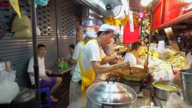 Bangkok - Eki 1: Birçok yol kenarında gıda tezgahları iyi bir satış var çünkü çok müşteri Çin Vejetaryen Festivali'nde alışverişe geliyor 1 Ekim 2016, Yaowarat road