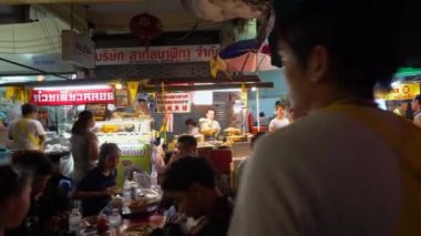 Bangkok - Eki 1: Birçok yol kenarında gıda tezgahları iyi bir satış var çünkü çok müşteri Çin Vejetaryen Festivali'nde alışverişe geliyor 1 Ekim 2016, Yaowarat road