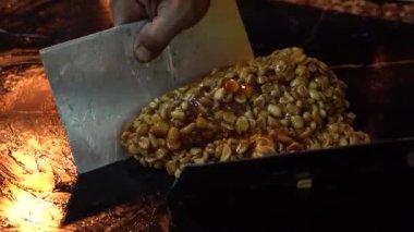 Bangkok - Eki 1: Karamel bal ve şurup ile fıstık karışımı sonra düz kadar şut sonra Çin Vejetaryen Festivali'nde çin çerez olmak için doğrayın 1 Ekim 2016, Yaowarat yol