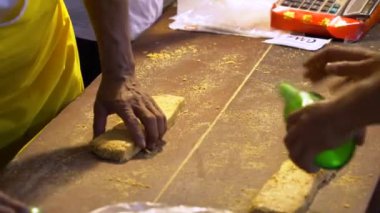 Bangkok - Eki 1: Karamel bal ve şurup ile fıstık karışımı sonra düz kadar şut sonra Çin Vejetaryen Festivali'nde çin çerez olmak için doğrayın 1 Ekim 2016, Yaowarat yol