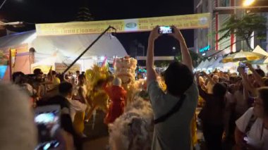 Bangkok - Eki 1: Aslan dans gösterisi Kuan Yim Shrine Çin Vejetaryen Festivali'nde olsun 1 Ekim 2016, Yaowarat road