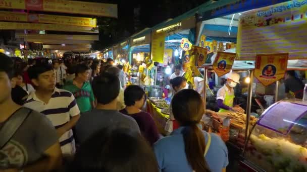 Bangkok-október 1: az emberek vásárlási és étkezési ünnepelni egy kínai vegetáriánus fesztivál október 1-jén 2016, Yaowarat út — Stock videók