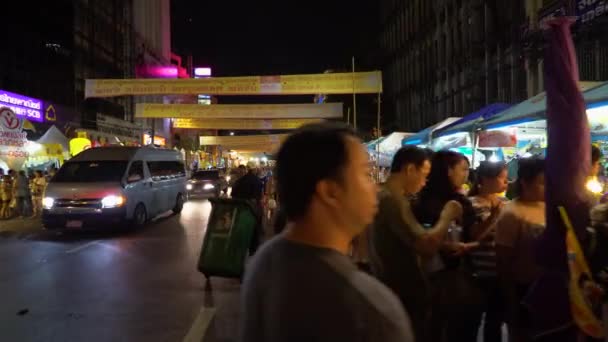 Bangkok - 1 ottobre: la gente fa shopping e mangia per celebrare un Festival Vegetariano Cinese Il 1 ottobre 2016, Yaowarat road — Video Stock