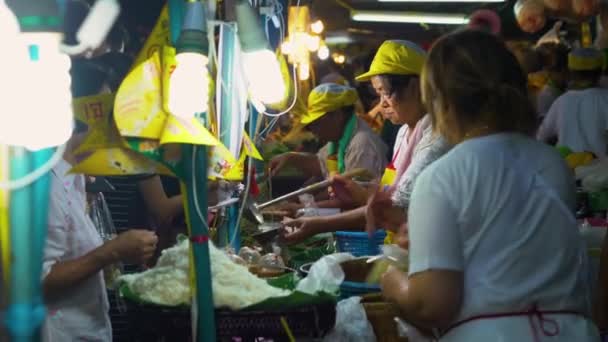 방콕 - 10월 1일 : 많은 고객이 2016년 10월 1일 야오와라트 도로에서 중국 채식 축제에서 쇼핑을 하기 때문에 많은 길가 음식 가판대가 좋은 판매를 하고 있습니다. — 비디오