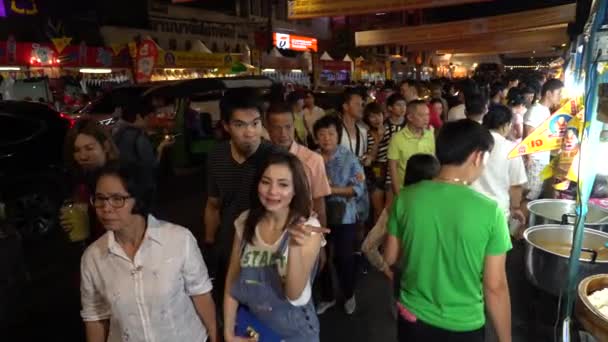 Bangkok - OCT 1: People shopping and eating for celebrate a Chinese Vegetarian Festival On 1 October 2016, Yaowarat road — Stock Video