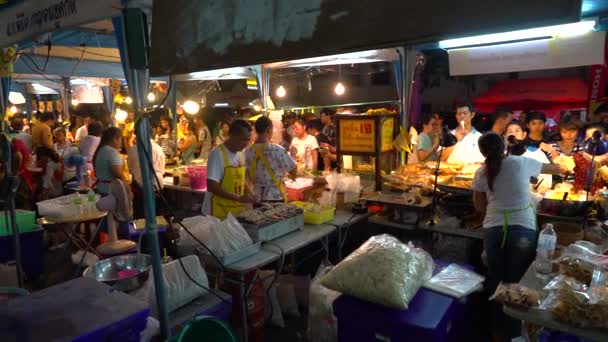 Bangkok - OCT 1: Molte bancarelle di cibo lungo la strada hanno una buona vendita perché così tanti clienti vengono a fare shopping al Chinese Vegetarian Festival Il 1 ottobre 2016, Yaowarat road — Video Stock