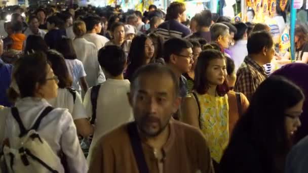 Bangkok - OCT 1: People shopping and eating for celebrate a Chinese Vegetarian Festival On 1 October 2016, Yaowarat road — Stock Video