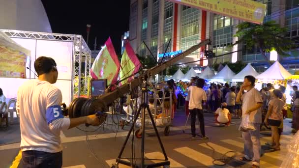 방콕 - 10월 1일: 2016년 10월 1일 야오와라트 로드에서 중국 채식 축제에서 장면을 촬영하는 크레인 카메라 — 비디오