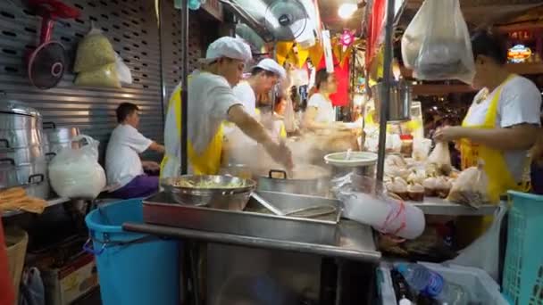 Banguecoque - PTU 1: Muitas barracas de comida à beira da estrada têm uma boa venda porque muito cliente vem às compras no Festival Vegetariano Chinês Em 1 de outubro de 2016, Yaowarat road — Vídeo de Stock