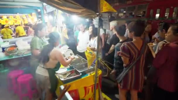 방콕 - 10월 1일 : 많은 고객이 2016년 10월 1일 야오와라트 도로에서 중국 채식 축제에서 쇼핑을 하기 때문에 많은 길가 음식 가판대가 좋은 판매를 하고 있습니다. — 비디오