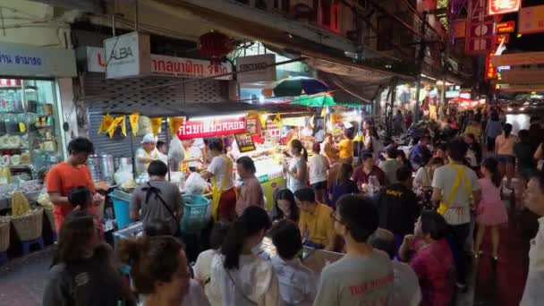 Бангкок - OCT 1: Многие придорожные продуктовые ларьки имеют хорошую продажу, потому что так много покупателей приходят за покупками на Китайский вегетарианский фестиваль 1 октября 2016 года, дорога Яоварат — стоковое видео