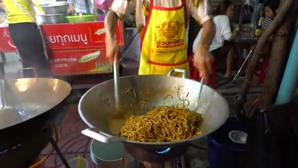 Бангкок-1 жовтня: шеф-кухар приготування смаженої локшини на китайському Вегетаріанський фестиваль по 1 жовтня 2016, Yaowларат Road — стокове відео