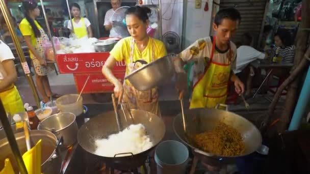 Bangkok - 1 ottobre: Chef che cucina spaghetti fritti al Chinese Vegetarian Festival Il 1 ottobre 2016, Yaowarat road — Video Stock